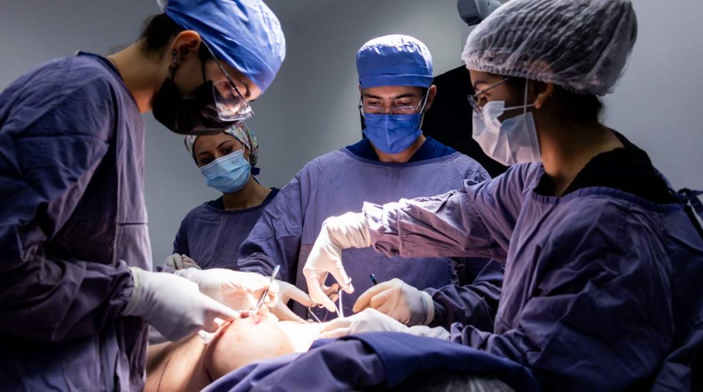 Retiro de Implantes Mamarios: Todo lo que Debes Saber Antes de Tomar la Decisión